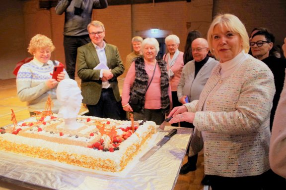 H300 Auftaktveranstaltung-Tortenanschnitt H300 Auftaktveranstaltung-Tortenanschnitt